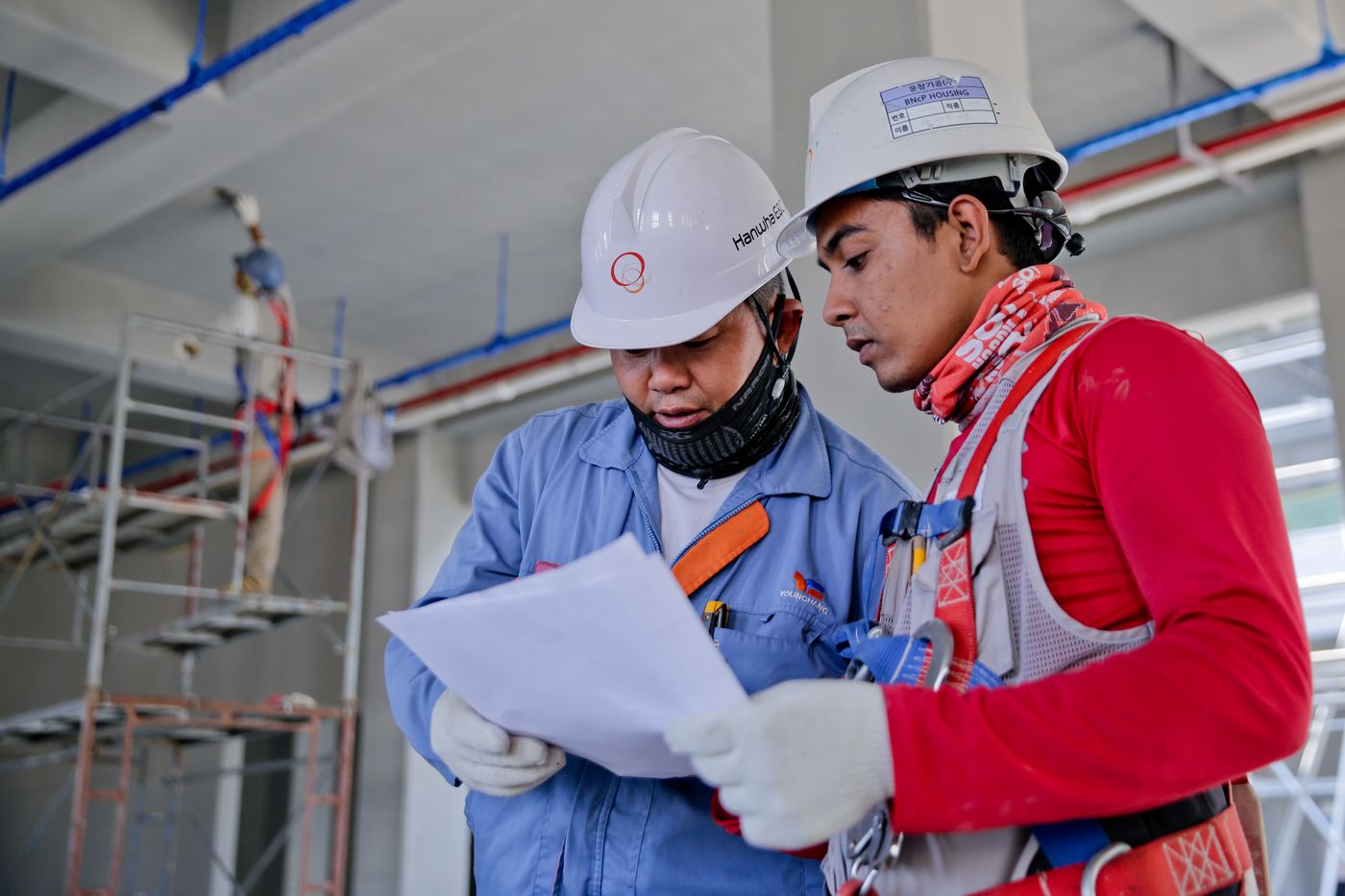 Professionnels sur un chantier de bâtiment